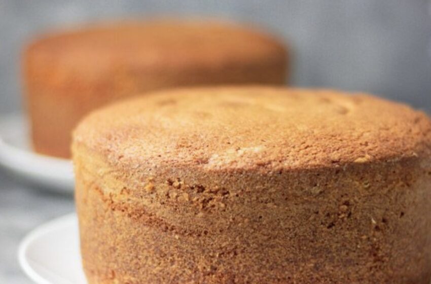  آموزش پخت کیک ساده و کیک اسفنجی وانیلی برای خامه کشی