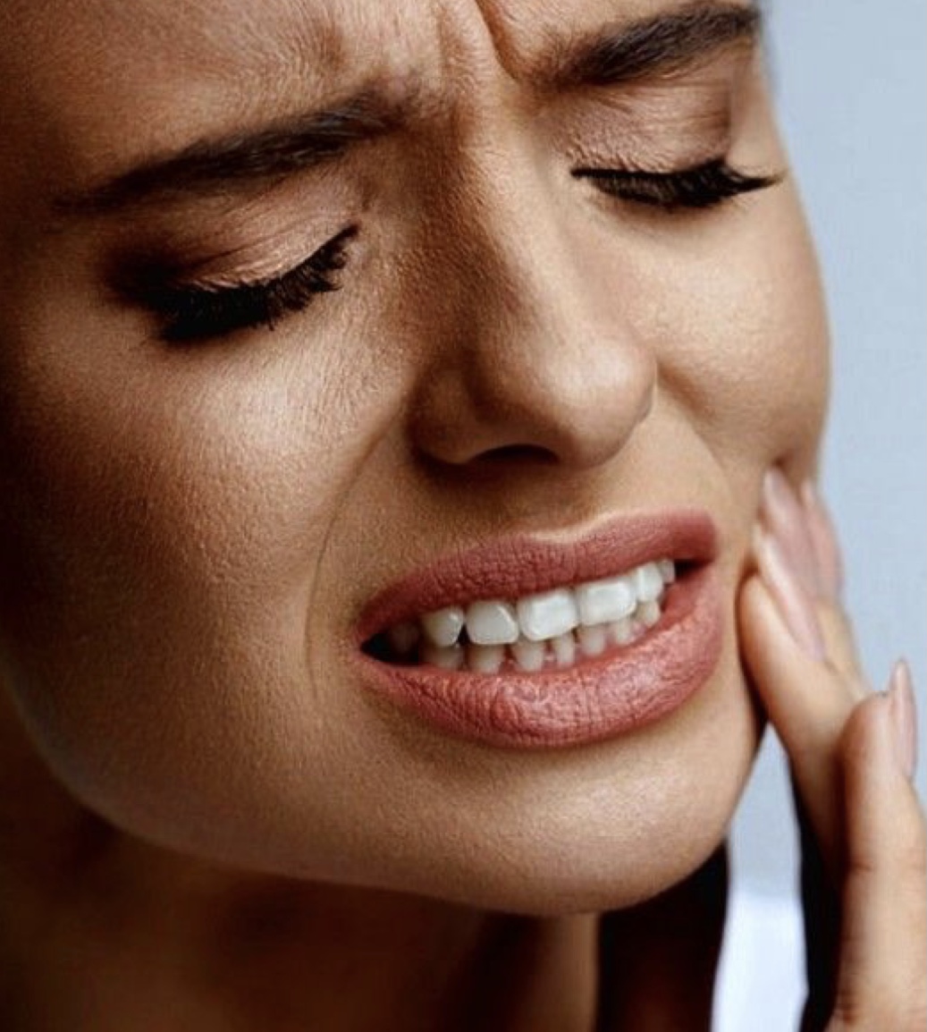 Еда в зубах. Повышенной чувствительности зубов. Девушка с красивыми зубами. Вкусовые ощущения. Пародонтит отличается от гингивита налич.